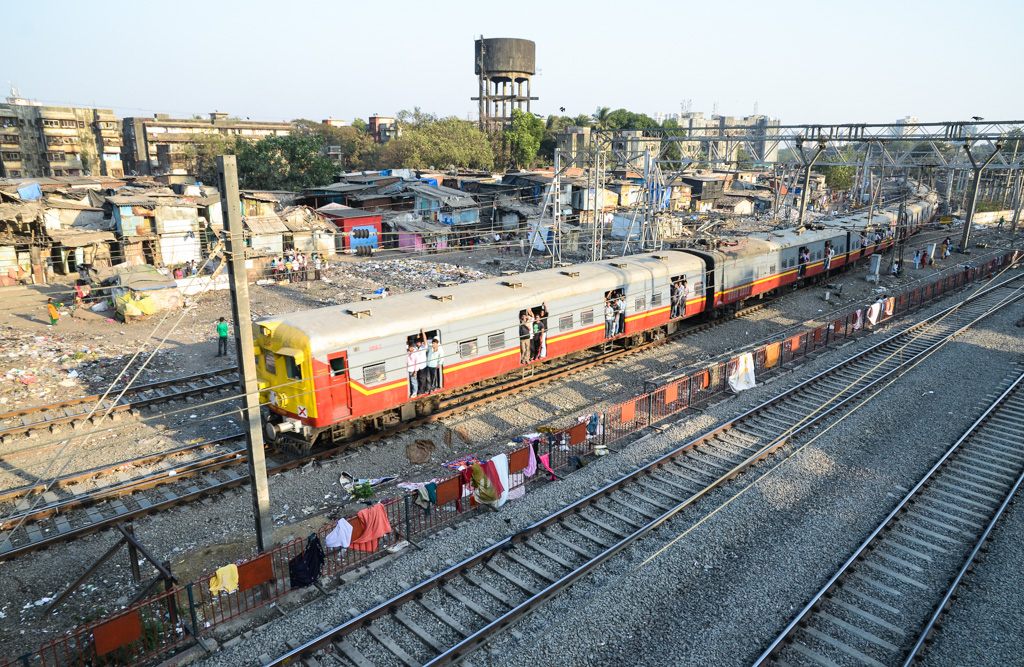 A commuter train passes a portion of Dharavi.
