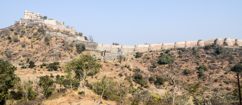 The front gate and tall exterior walls of Kumbhalgarh from a dis