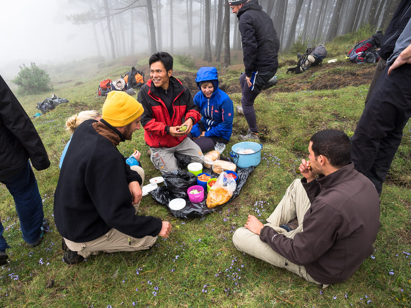 Volcan Tajumulco trek, Guatemala - backpackers eating lunch on Tajumulco - GreatDistances / Matt Wicks
