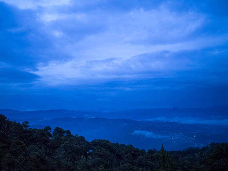 A very blue sunset - Volcan Tajumulco trek, Guatemala - GreatDistances / Matt Wicks