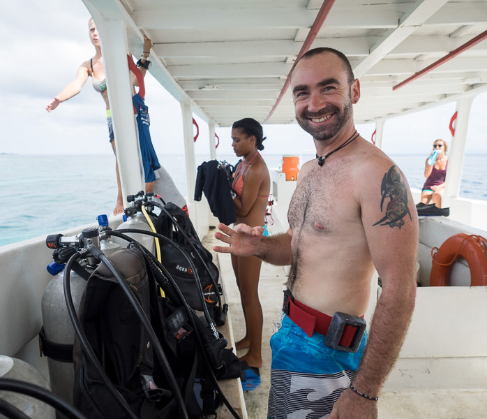 Man on a diving boat in Utila. GreatDistances / Matt Wicks