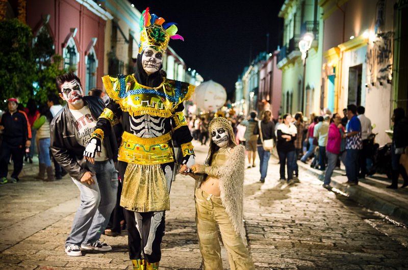 Costumed people at Dia de los Muertos (Day of the Dead), Oaxaca, Mexico in 2012. GreatDistances / Matt Wicks