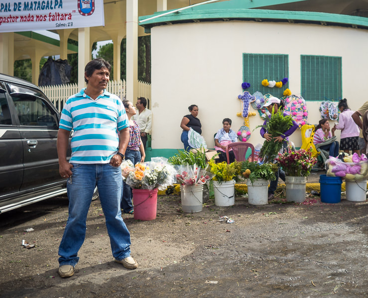 Day of the Dead flower sellers, Matagalpa, Nicaragua. GreatDistances / Matt Wicks