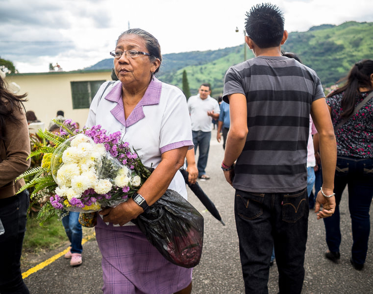 Woman carrying flowers on Day of the Dead. Matagalpa, Nicaragua. GreatDistances / Matt Wicks
