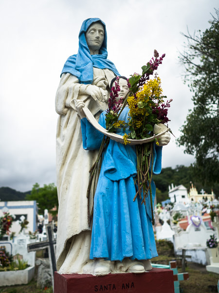 Decorated statues in Matagalpa, Nicaragua's cemetery. Day of the Dead - GreatDistances / Matt Wicks