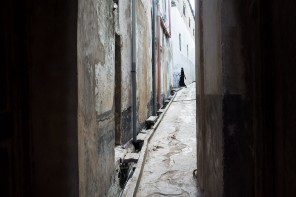 Woman in black in the narrow alleyways of Lamu, Kenya. GreatDistances / Matt Wicks