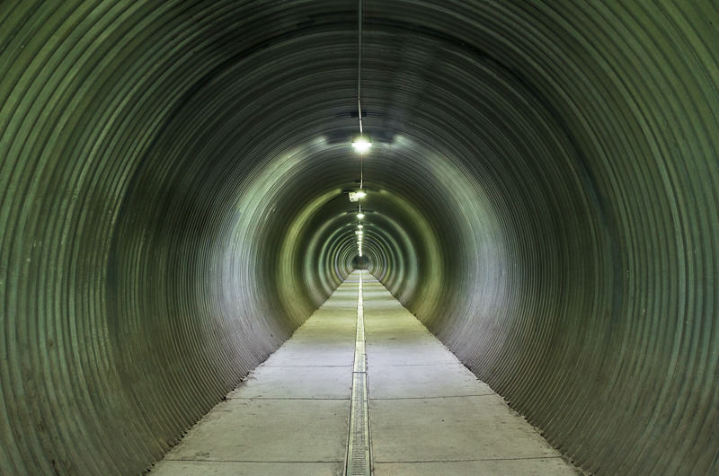 Underground pedestrian tunnel in Whittier, Alaska. GreatDistances / Matt Wicks - Two Weeks in Alaska: Selected Photos